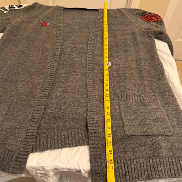 🖤🧵 Cozy-cool with attitude! Cardigan with skull & roses graphics ☠️ 🌹 - Picture 7 of 14